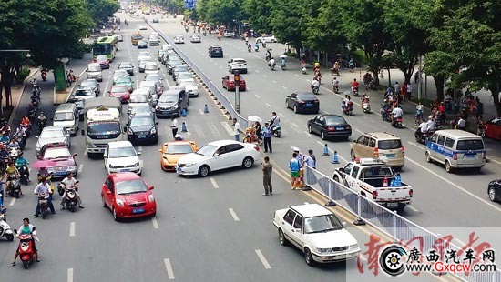 南宁宝骏车碰上兰博基尼