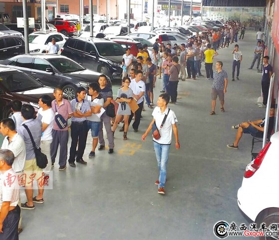 国庆假期过后 车主到南宁市车管所扎堆领牌(组图)