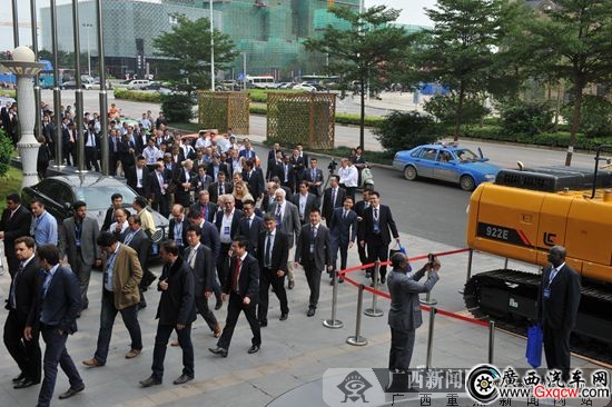 2015柳工全球经销商年会召开 300多名经销商出席